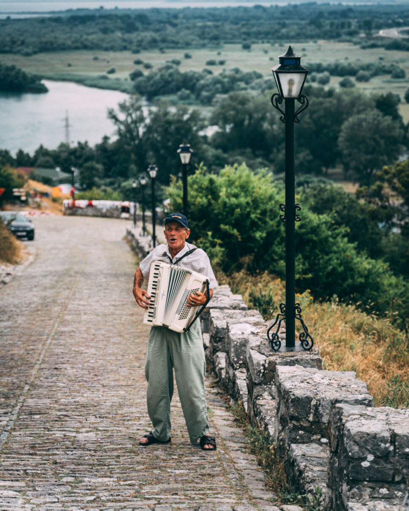 Musician at the entrance of Rozafa Castle