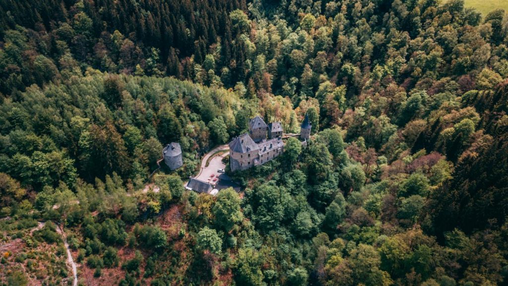 Birds-eye-view of the beautiful Reinhardstein Castle